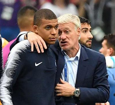 关于多特蒙德险胜曼联，博格巴乌龙送礼欧冠的信息