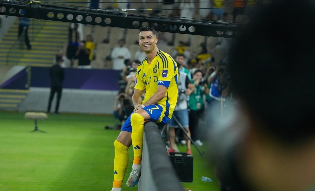 巴萨险胜热刺,C罗乌龙送礼意甲 巴萨险胜热刺,C罗乌龙送礼意甲